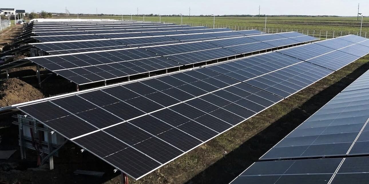 Cât economisește o firmă cu panouri fotovoltaice în 2026 Cât economisește o firmă cu panouri fotovoltaice în 2026