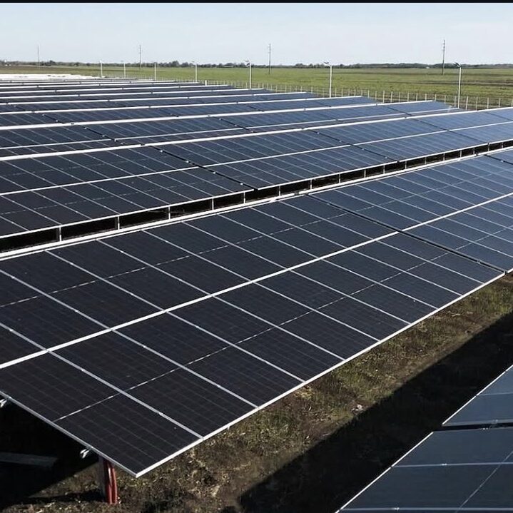 Cât economisește o firmă cu panouri fotovoltaice în 2026 Cât economisește o firmă cu panouri fotovoltaice în 2026