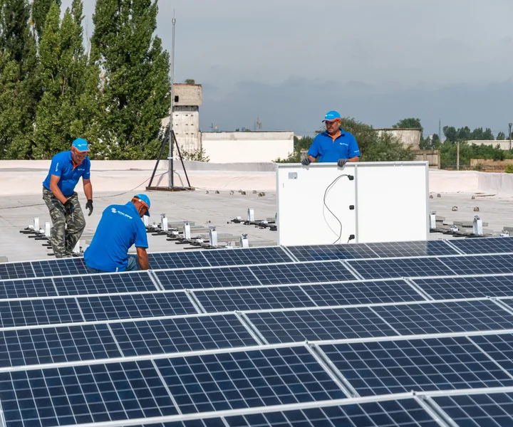 Echipa Darcom Energy instalează panouri fotovoltaice pe acoperiș